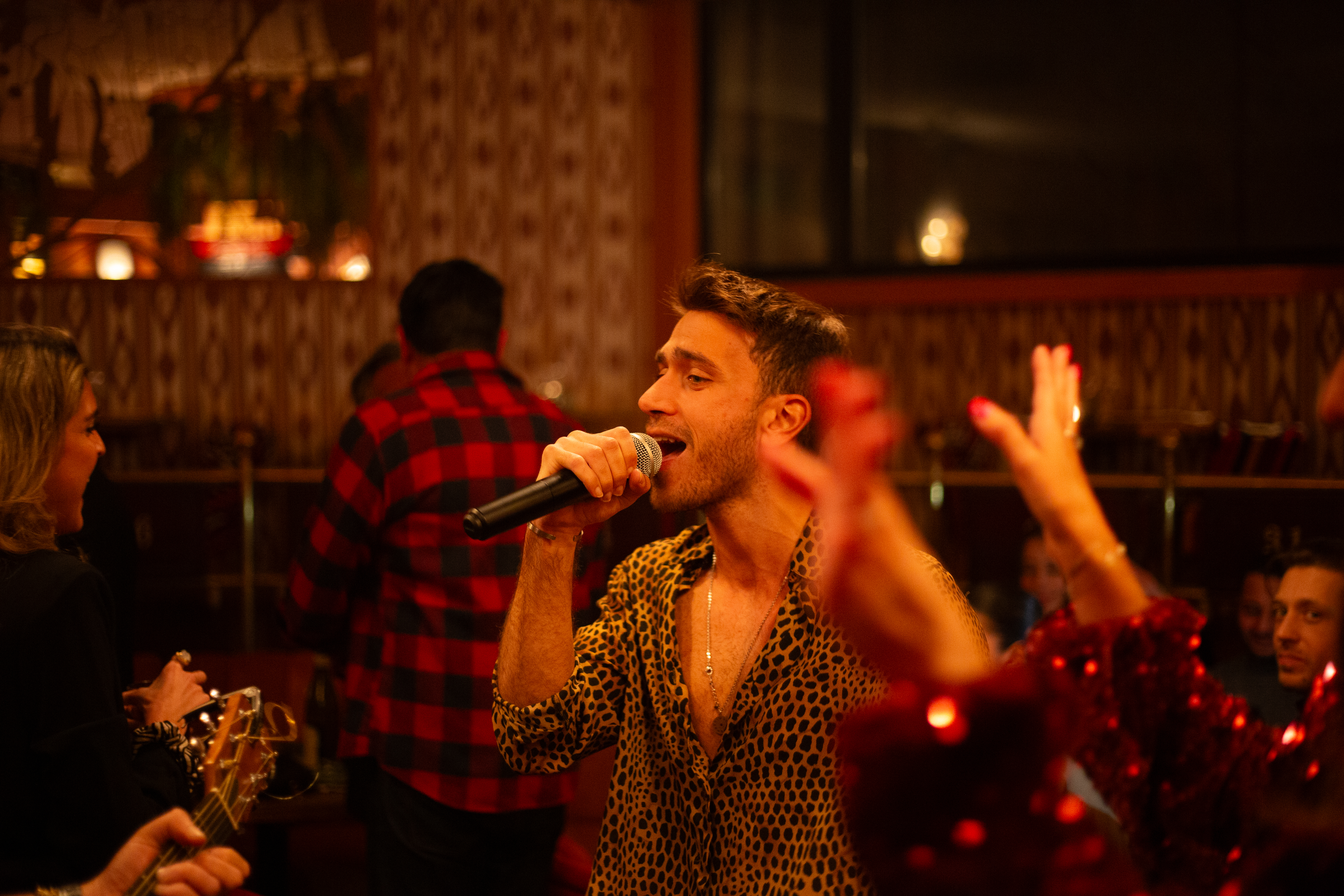 Spectacle de cabaret parisien avec danseurs et lumières