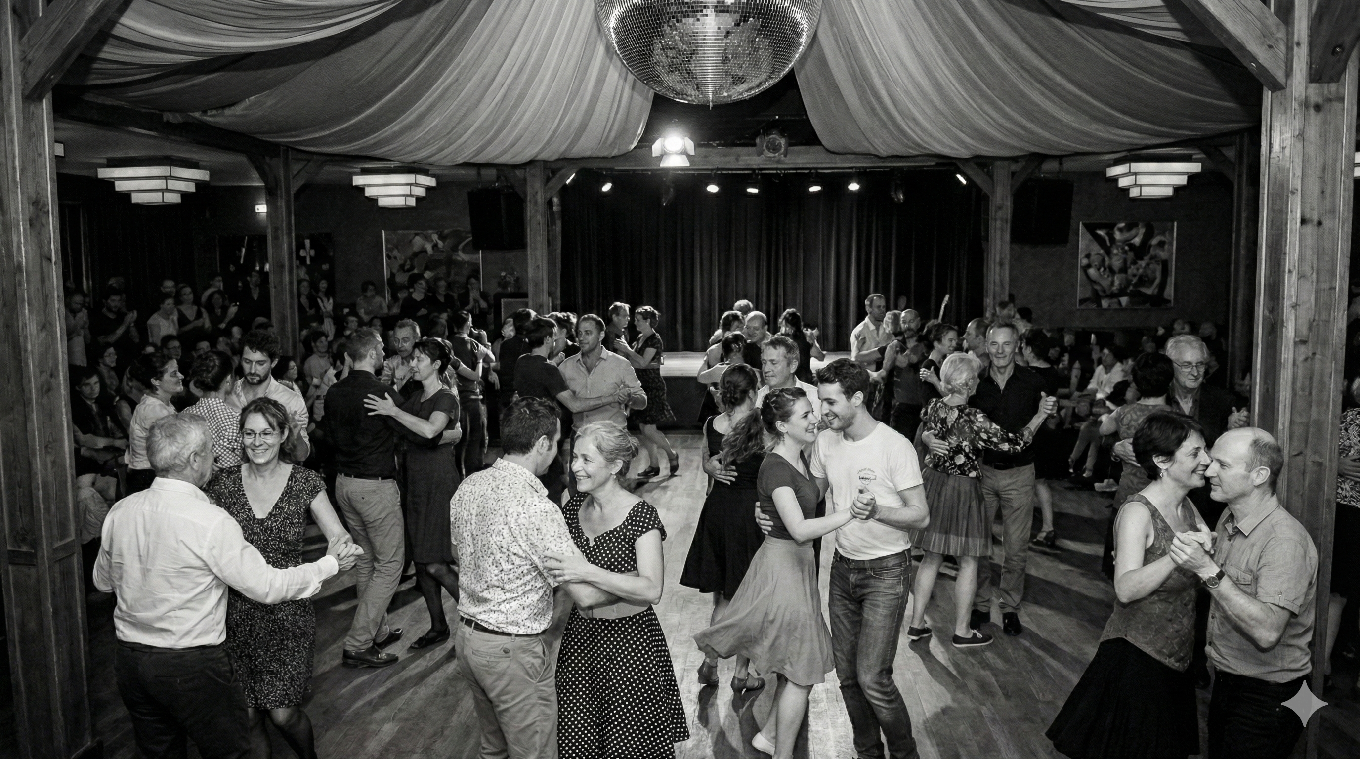 Couple dansant le tango dans une salle de bal élégante
